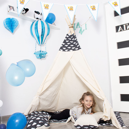 Namiot Tipi czarny w chmury