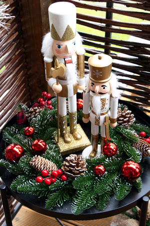 Dziadek do orzechów 38 cm z toporem, ozdoba świąteczna, figurka drewniany żołnierzyk złoty